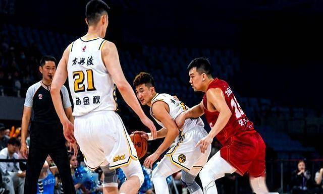关于强队对决场面激烈，CBA比赛实力对决的信息